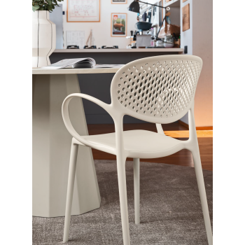 Chaise perforée Abby de Connubia