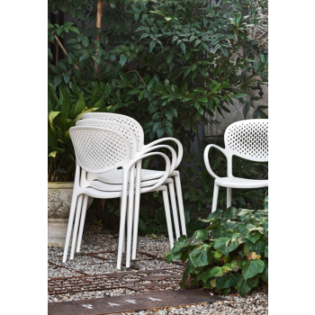 Chaise perforée Abby de Connubia