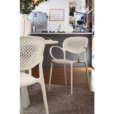 Chaise perforée Abby de Connubia