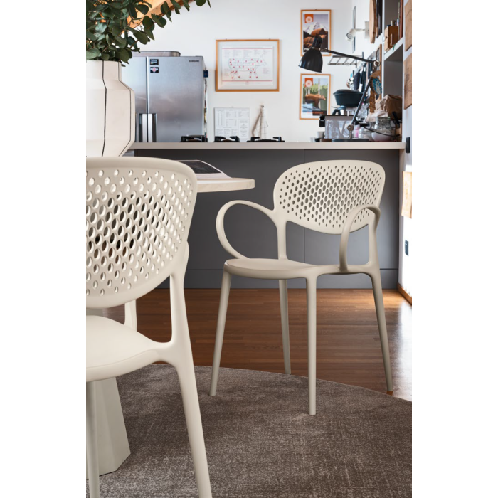 Chaise perforée Abby de Connubia