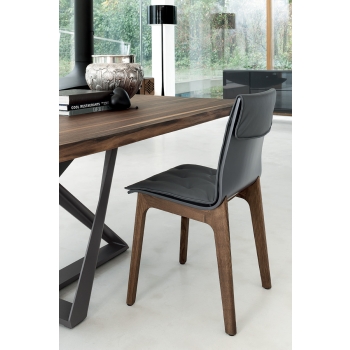 Chaise Alfa de Bontempi avec monocoque en bois laqué et coussin matelassé