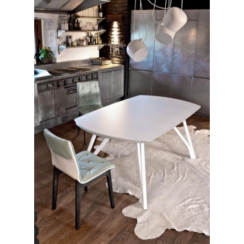 Chaise Alfa de Bontempi avec monocoque en bois laqué et possibilité de coussin en option