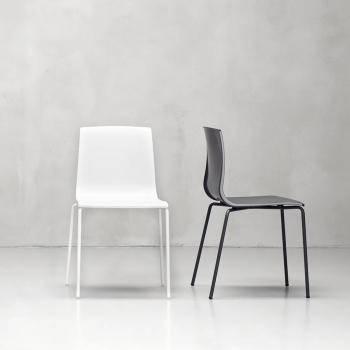 Chaise Alice empilable en technopolymère et acier par Scab Design