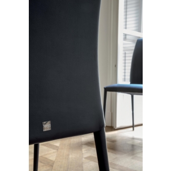 chaise charme Tonin Casa rembourré et tapissé en cuir naturel ou imitation