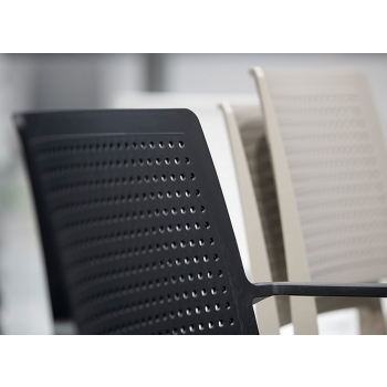 Chaise empilable en technopolymère Emi avec accoudoirs par Scab Design