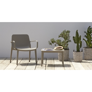 Fauteuil Ginevra Lounge avec accoudoirs en technopolymère par Scab design