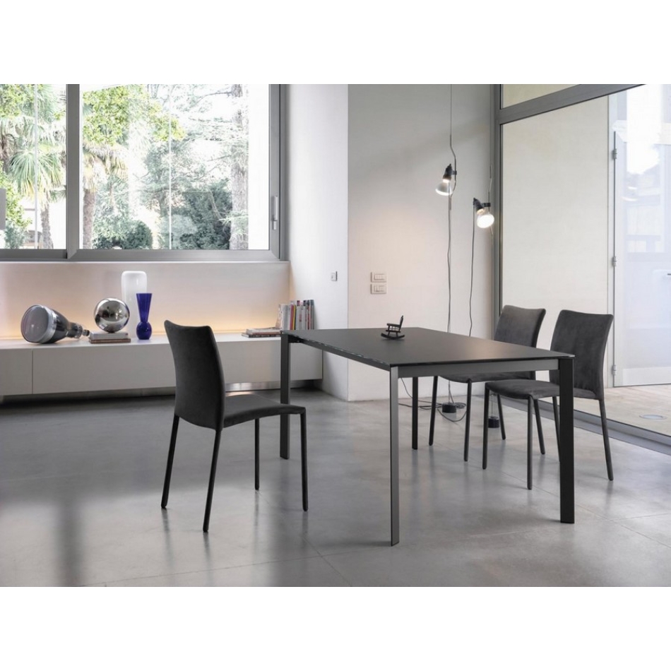 Chaise rembourrée Simba de Bontempi avec structure en acier entièrement rembourrée et rembourrée