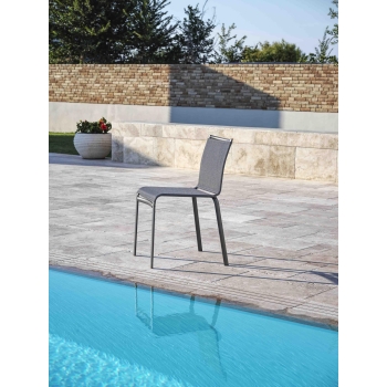 Chaise empilable Net de Bontempi avec assise en texplast et structure en acier