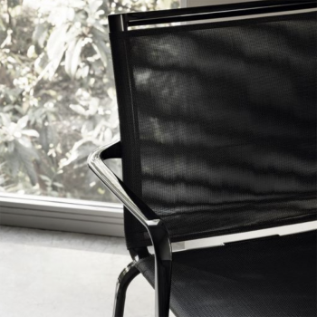 Chaise empilable Net de Bontempi avec assise en texplast et structure en acier