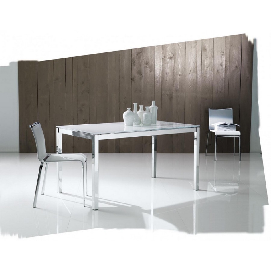 Chaise empilable en filet de Bontempi avec assise Texplast et structure en acier.