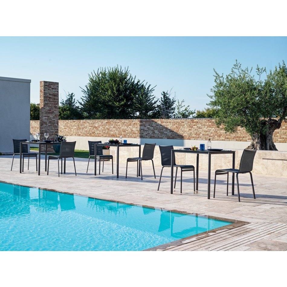 Chaise empilable en filet de Bontempi avec assise en Texplast et structure en acier