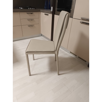 Chaise empilable Kilt en éco-cuir prête à être livrée