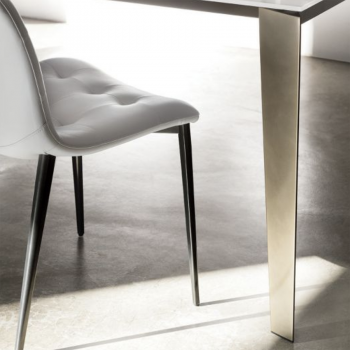 Chaise Kuga de Bontempi avec pieds en bois et métal