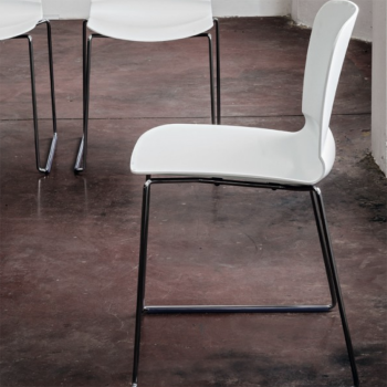 Chaise Liù en métal, bois, recouverte de tissu, cuir, cuir avec coutures horizontales ou froissées,