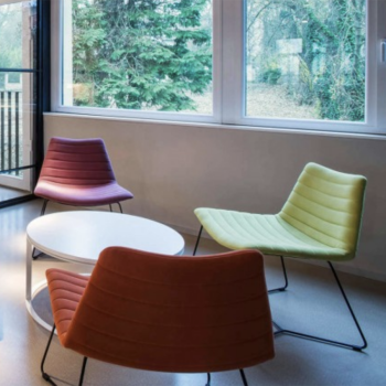 Cover PM TV TS fauteuil en métal avec tablette écritoire recouvert de tissu ou de cuir par Midj