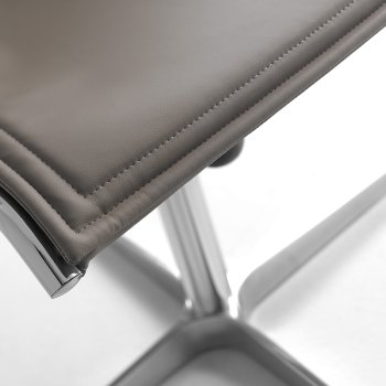 Chaise Lux par Olivo & Groppo, rembourrée et tapissée avec une structure à 4 branches