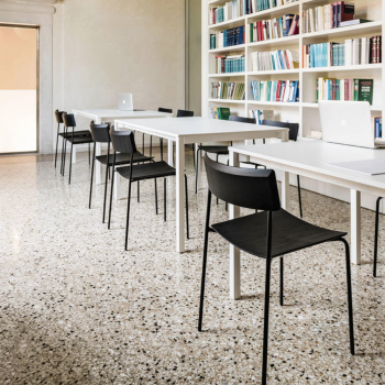 Chaise empilable Mito SM LG en métal et bois par Midj avec certification CATAS.