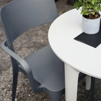 Chaise Nenè P PP-TS en polypropylène avec accoudoirs recouverts de tissu par Midj