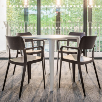 Chaise Nenè P PP-TS en polypropylène avec accoudoirs recouverts de tissu par Midj