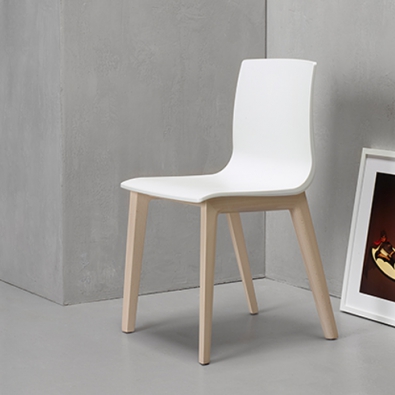 Chaise en technopolymère Smilla et pieds en hêtre design Scab