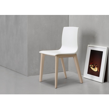 Chaise en technopolymère Smilla et pieds en hêtre design Scab