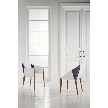 Chaise Sveva de Bontempi avec structure en bois recouverte de divers tissus