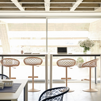 Tabouret réglable en métal P47 SG TS_CU avec dossier en cuir recouvert de tissu ou de cuir par Midj