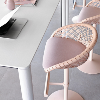 Tabouret réglable en métal P47 SG TS_CU avec dossier en cuir recouvert de tissu ou de cuir par Midj