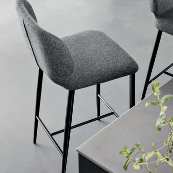 Tabouret Wrap M TS en métal recouvert de tissu ou de cuir par Midj