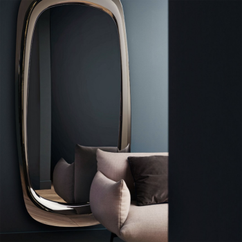 Miroir audacieux avec cadre en bronze ou recouvert de tissu ou de cuir par Midj