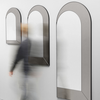 Miroir audacieux avec cadre en bronze ou recouvert de tissu ou de cuir par Midj