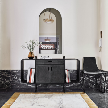 Miroir audacieux avec cadre en bronze ou recouvert de tissu ou de cuir par Midj