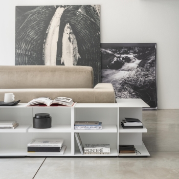 Table basse Slim de Pezzani avec structure en métal et plateau en stratifié