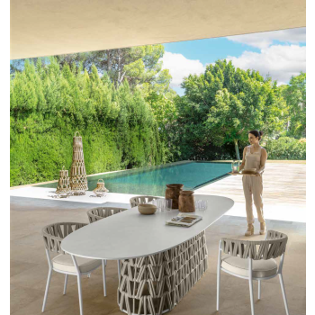 Table à manger Swipe en trois tailles par Talenti