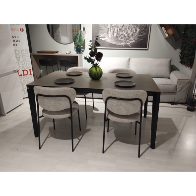 La table extensible Pentagon de Connubia est prête à être livrée.