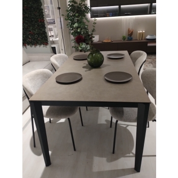 La table extensible Pentagon de Connubia est prête à être livrée.