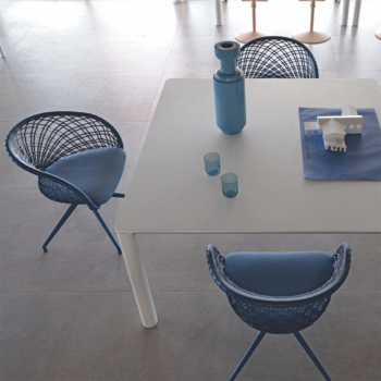 Table Woody avec structure en métal et pieds fixes et extensibles en frêne teinté par Midj