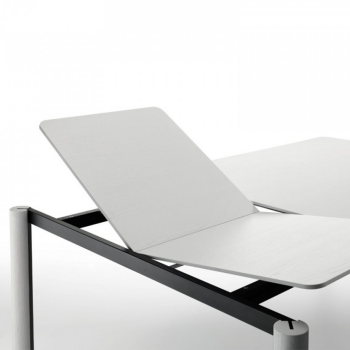 Table Woody avec structure en métal et pieds fixes et extensibles en frêne teinté par Midj