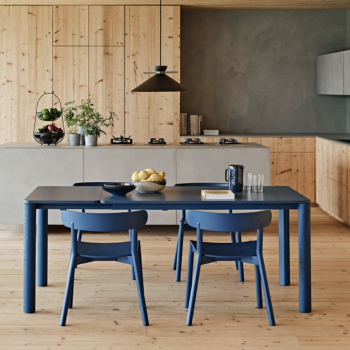 Table Woody avec structure en métal et pieds fixes et extensibles en frêne teinté par Midj