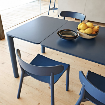 Table Woody avec structure en métal et pieds fixes et extensibles en frêne teinté par Midj