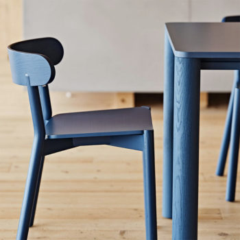 Table Woody avec structure en métal et pieds fixes et extensibles en frêne teinté par Midj